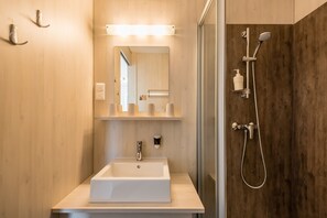 Douche, sèche-cheveux, serviettes fournies