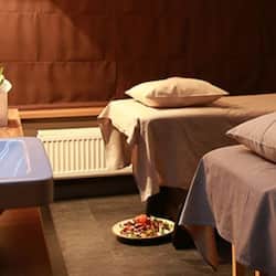 Salas de tratamiento para parejas, un sauna, una bañera de hidromasaje