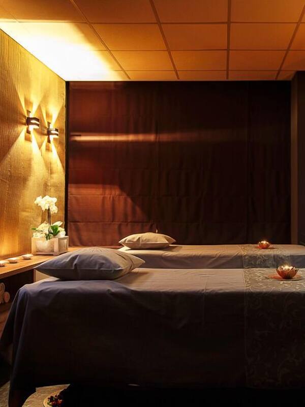 Salas de tratamiento para parejas, un sauna, una bañera de hidromasaje