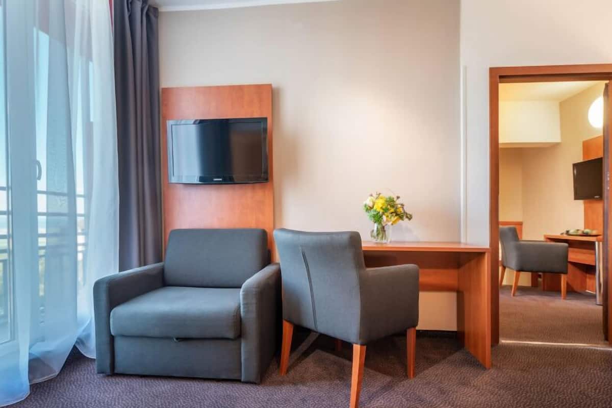 family room | in-room safe, desk, laptop workspace, wifi