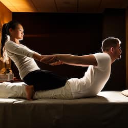 Salas de tratamiento para parejas, un sauna, una bañera de hidromasaje