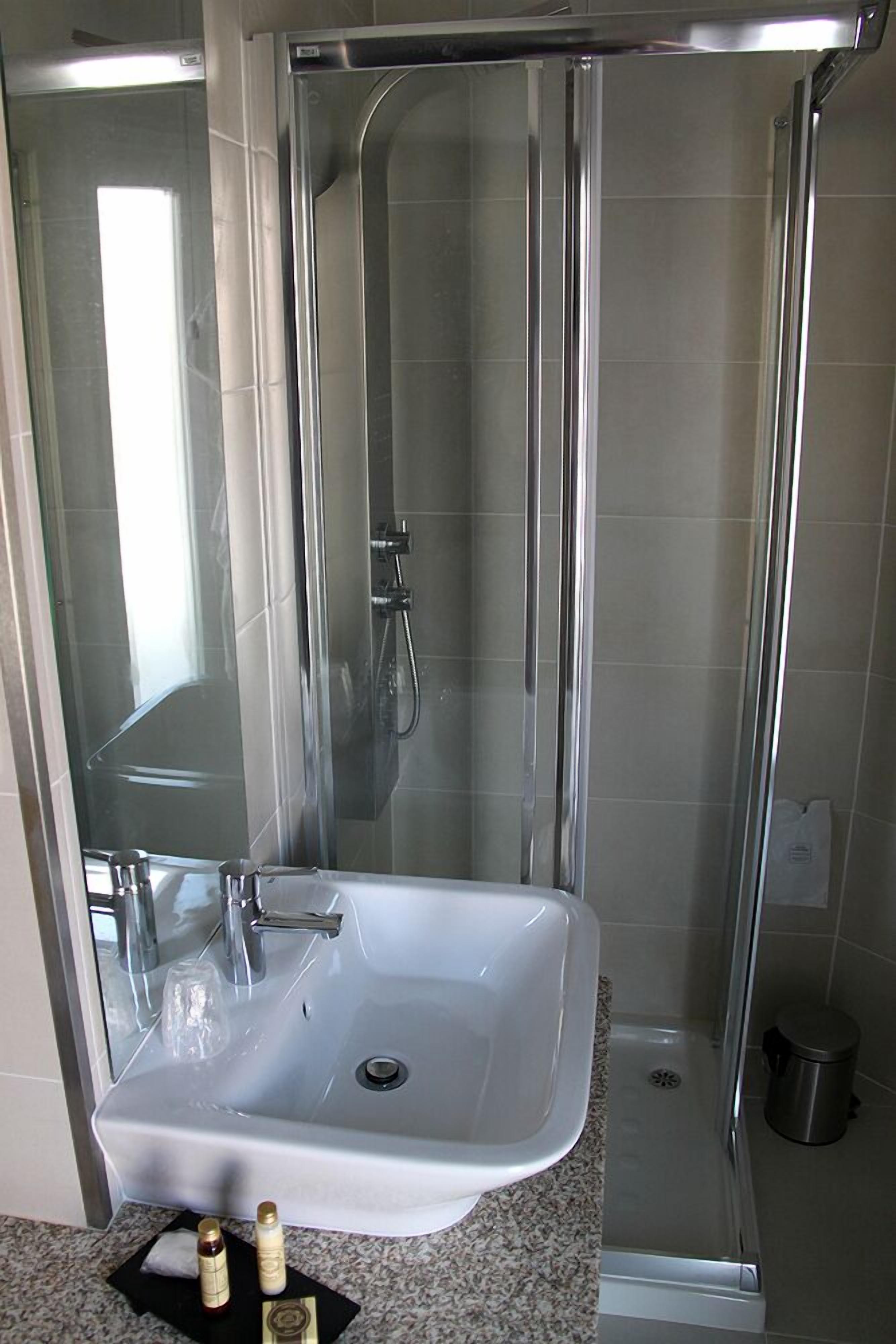 shower, hydromassage showerhead, free toiletries, hair dryer