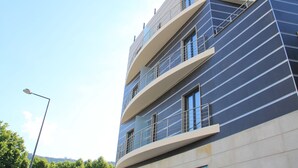 A modern multi-story building with balconies and large windows. - Hotel José Régio (Portalegre)