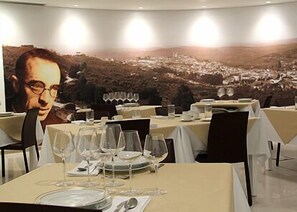 Breakfast, lunch, dinner served; Portuguese cuisine - Hotel José Régio (Portalegre)