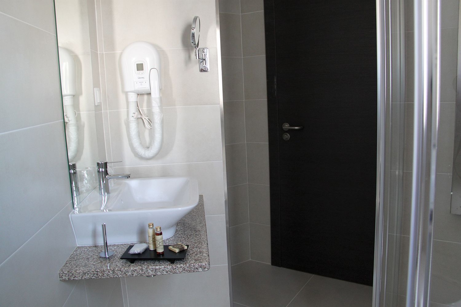 twin room (single use) | bathroom | shower, hydromassage showerhead, free toiletries, hair dryer