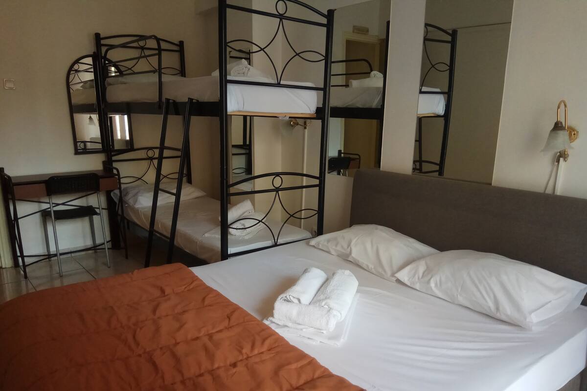 Dormitorio con literas, escritorio y espejo.