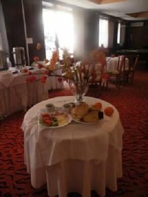 Breakfast and dinner served - Hotel Delfini (Piraeus)