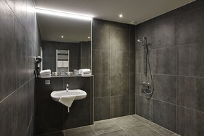 Family Room | Bathroom | Free toiletries, hair dryer, towels - Monsieur Ernest (Bruges)