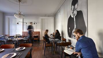 Dagelijks continentaal ontbijt (EUR 15.00 per persoon)