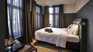 Habitación doble superior, vistas al canal | Caja fuerte, escritorio, cunas (de pago) y camas supletorias