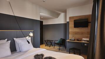 Superior tweepersoonskamer, uitzicht op kanaal | Een kluis op de kamer, een bureau, babybedden, extra bedden