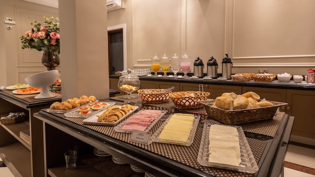 A buffet with various food items and beverages. - Rede Andrade Piratininga (São Paulo)