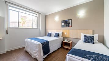 三人房, 多張床 | 迷你吧、書桌、免費無線上網、床單