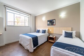 Triple Room, Multiple Beds | Minibar, desk, free WiFi, bed sheets - Rede Andrade Piratininga (São Paulo)