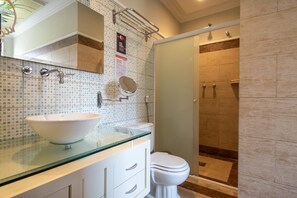 Standard Suite | Bathroom | Free toiletries, hair dryer, towels, toilet paper