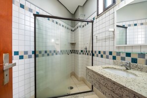 Ilmaiset hygieniatuotteet, hiustenkuivaaja, pyyhkeet, vessapaperi