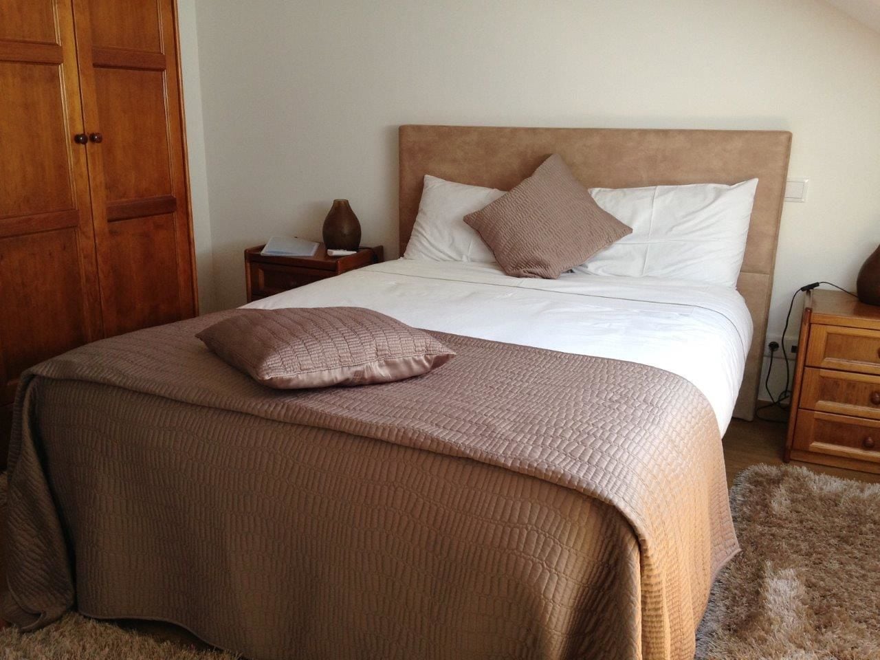 Chambre Double, salle de bains commune | Couette en duvet d'oie, matelas mémoire de forme, bureau