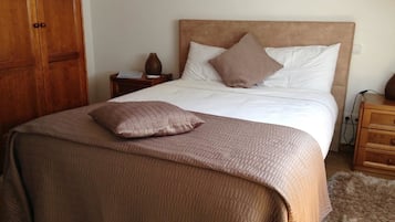 Chambre Double, salle de bains commune | Couette en duvet d'oie, matelas mémoire de forme, bureau