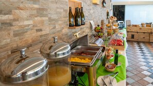 Ein reichhaltiges Buffet mit verschiedenen Speisen und Getränken.