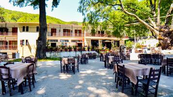 Breakfast, lunch, dinner served; Greek cuisine