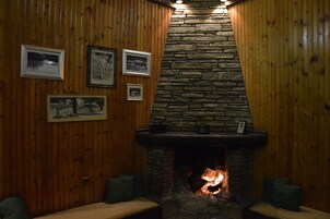 Se sirven desayunos, almuerzos y cenas; cocina griega