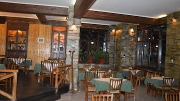 供应早餐、午餐和晚餐,希腊菜
