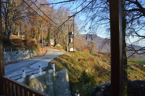 Juniorsvit - eldstad - havsutsikt | Skrivbord och sängkläder