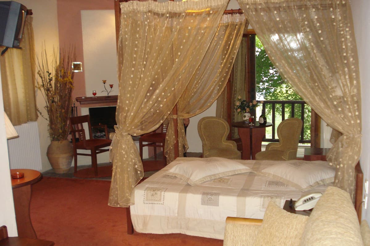 Junior suite, open haard, uitzicht op zee | Een bureau, beddengoed
