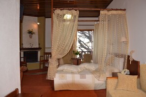 Junior Suite, Fireplace, Sea View | Desk, bed sheets - Hani Zisi Hotel (Volos)