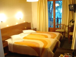 Escritorio y ropa de cama 