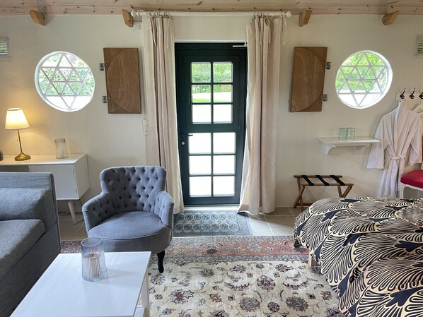 Deluxe Cottage, 1 King Bed, Accessible | Premium bedding, individually decorated, individually furnished