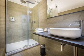 Suite clásica, 1 cama de matrimonio grande | Baño | Ducha, artículos de higiene personal gratuitos, secador de pelo y bidé