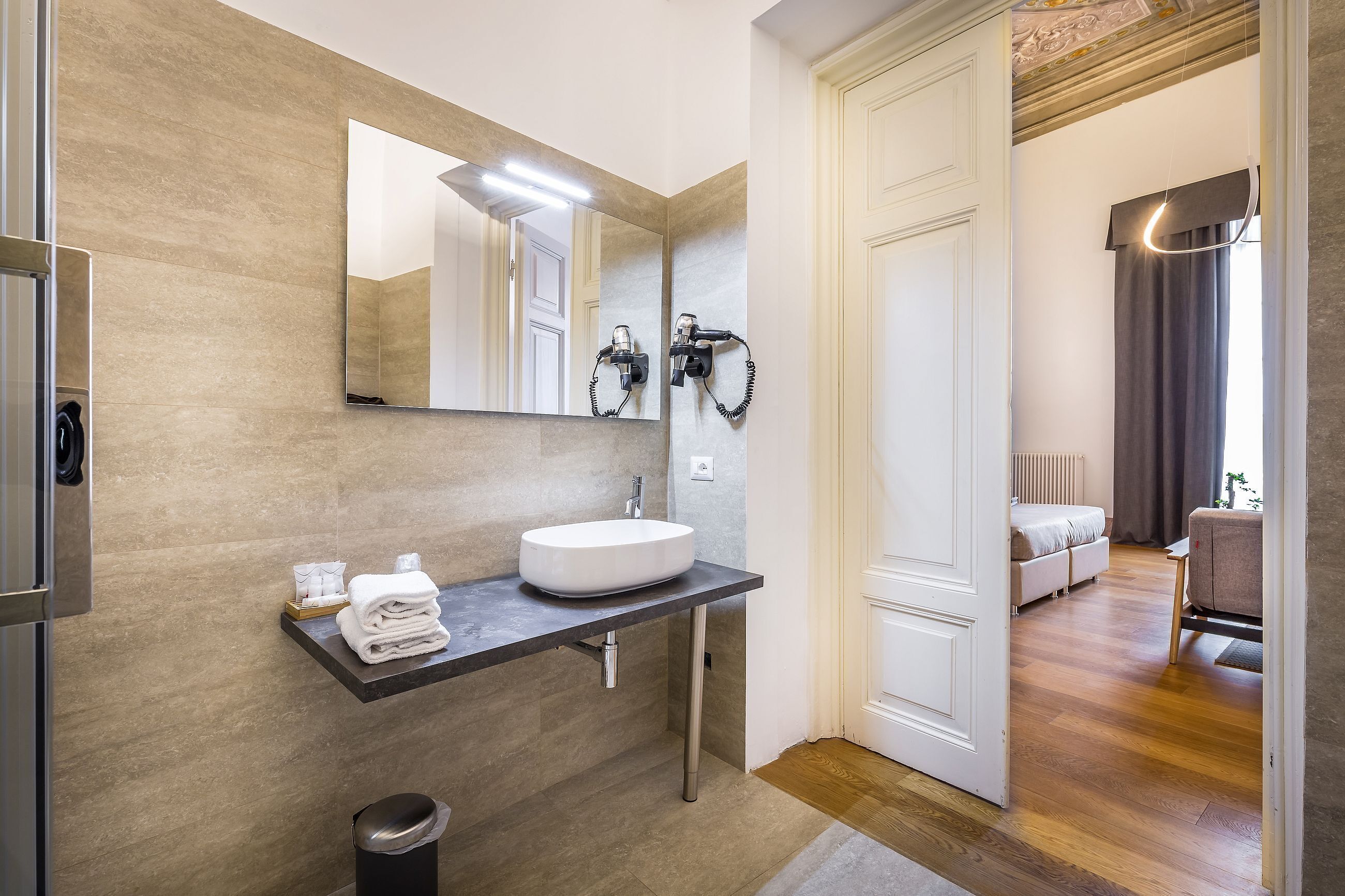Classic Suite, 1 King Bed | Bathroom | Shower, free toiletries, hair dryer, bidet