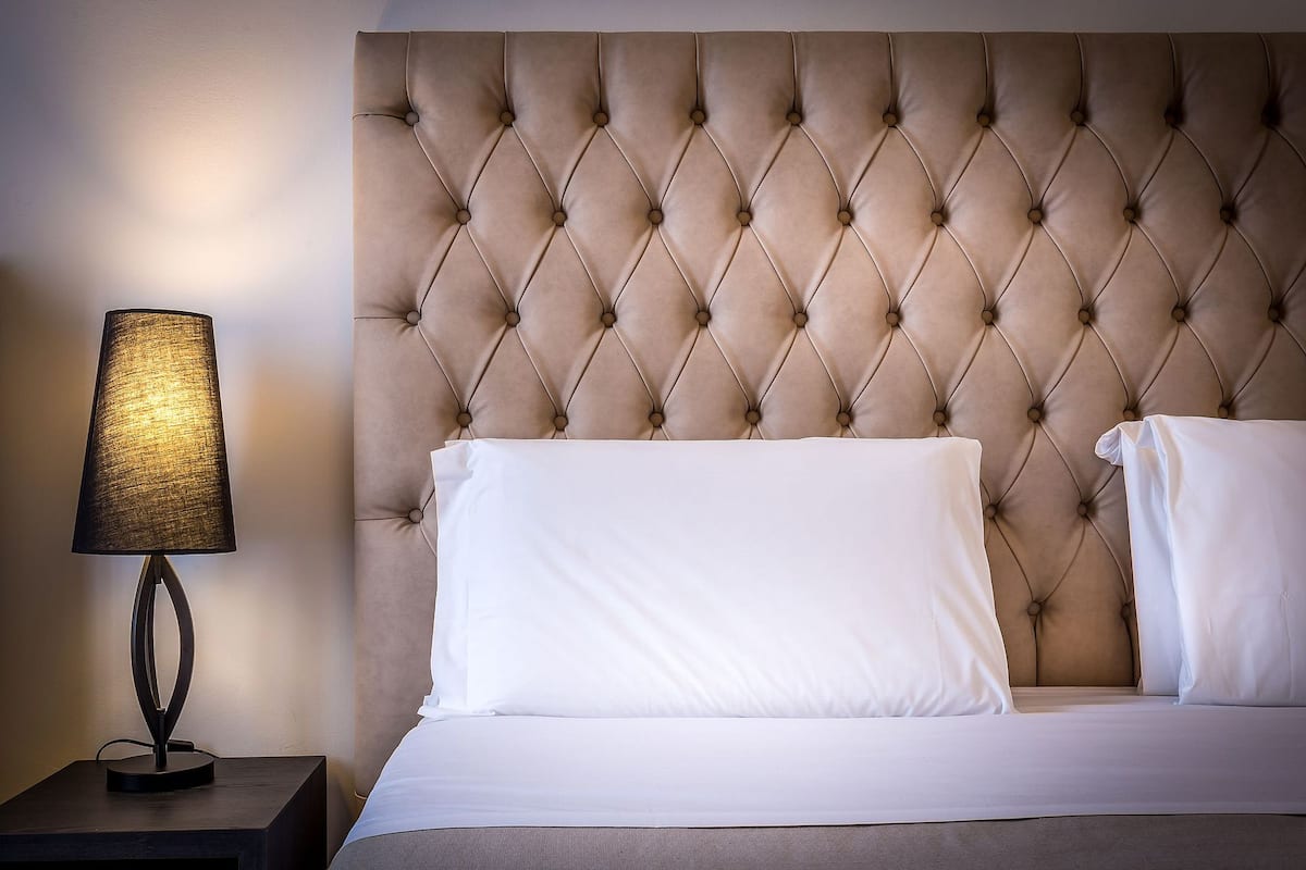 Quarto casal superior, 1 cama King | Roupas de cama premium, edredons de pluma, cofres nos quartos