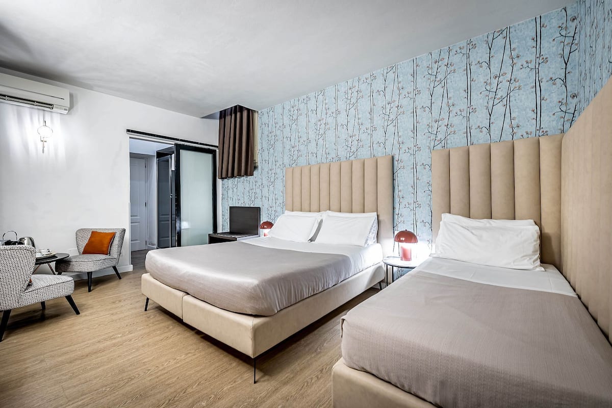 Tremannsrom | Sengetøy av topp kvalitet, dundyner, safe på rommet og skrivebord