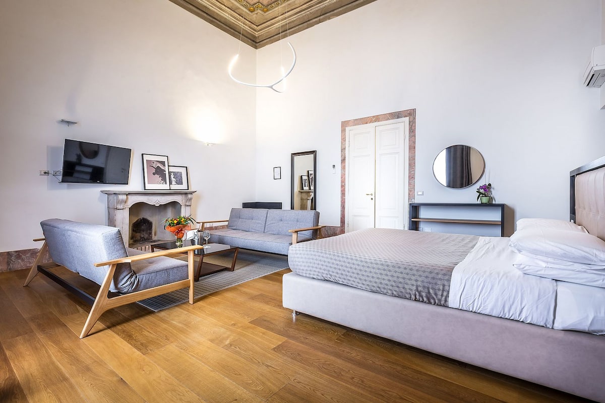 Suíte clássica, 1 cama King | Roupas de cama premium, edredons de pluma, cofres nos quartos