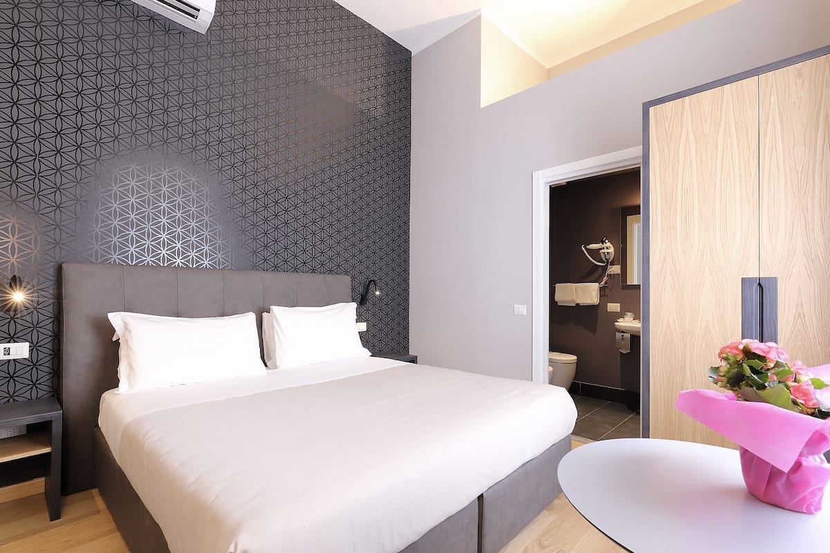 Dobbeltrom – standard, 1 queensize-seng | Sengetøy av topp kvalitet, dundyner, safe på rommet og skrivebord