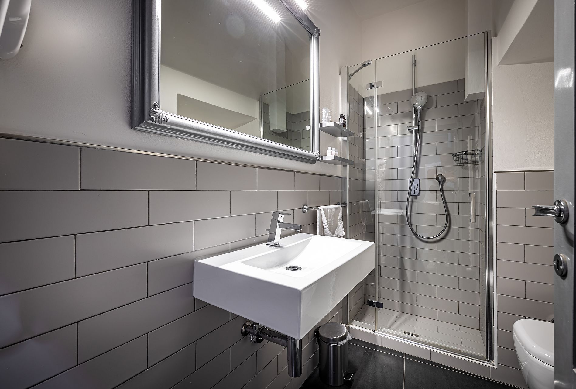 Standard Double Room, 1 Queen Bed | Bathroom | Shower, free toiletries, hair dryer, bidet