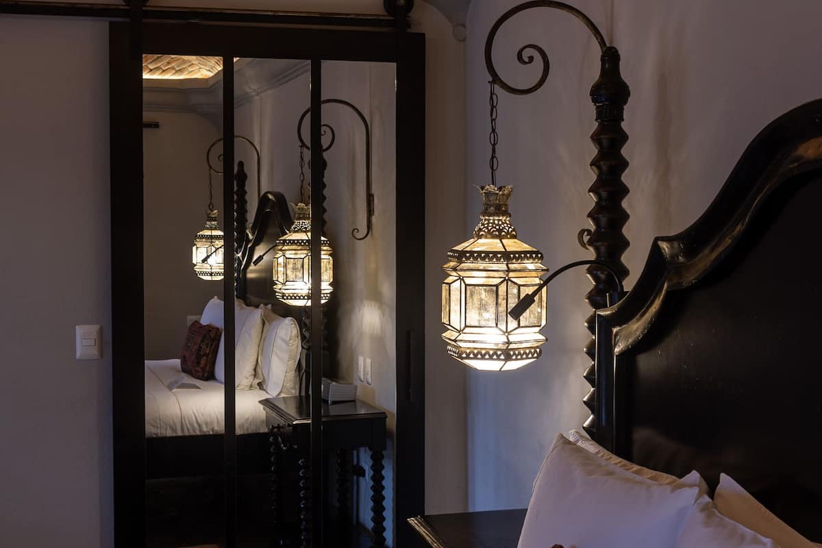 Suite Luxury | 1 camera, una cassaforte in camera, una scrivania, tende oscuranti