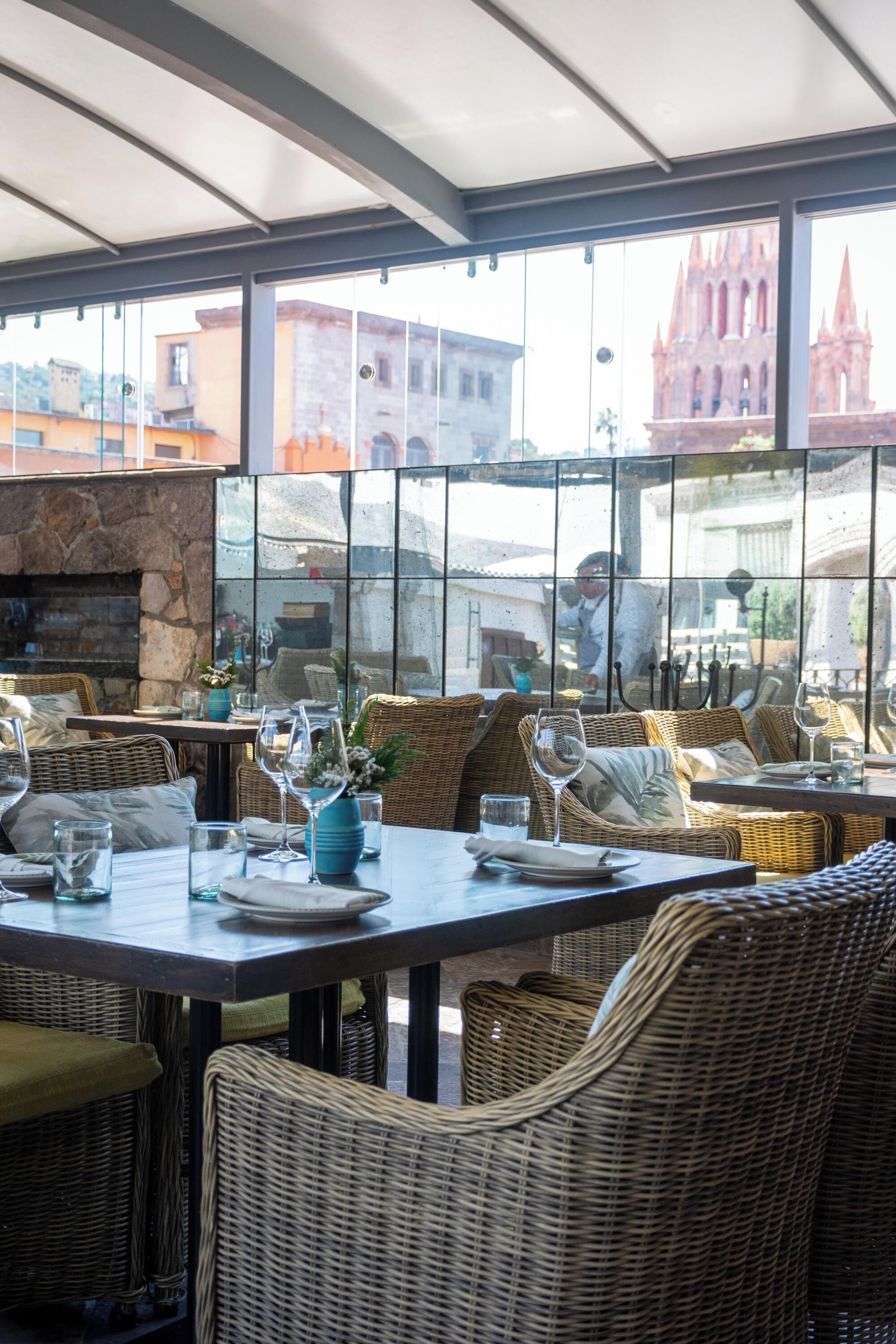 Sarapan, makan tengah hari dan makan malam dihidangkan 