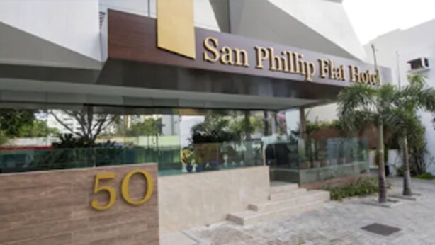 The exterior of the San Phillip Flat Hotel with a prominent '50' sign, modern architecture, and a glass entrance. - San Phillip Flat Hotel (Fortaleza)