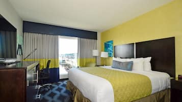 Standard Room, 1 King Bed, Non Smoking, Refrigerator & Microwave | In-room safe, desk, blackout drapes, iron/ironing board