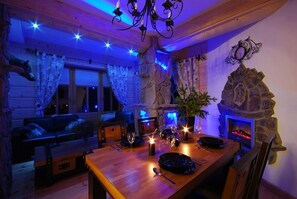 Apartment, 2 Bedrooms (Mountain ) | In-room dining