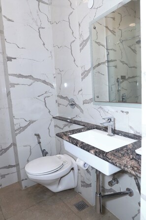 Dusche, kostenlose Toilettenartikel, Haartrockner, Hausschuhe