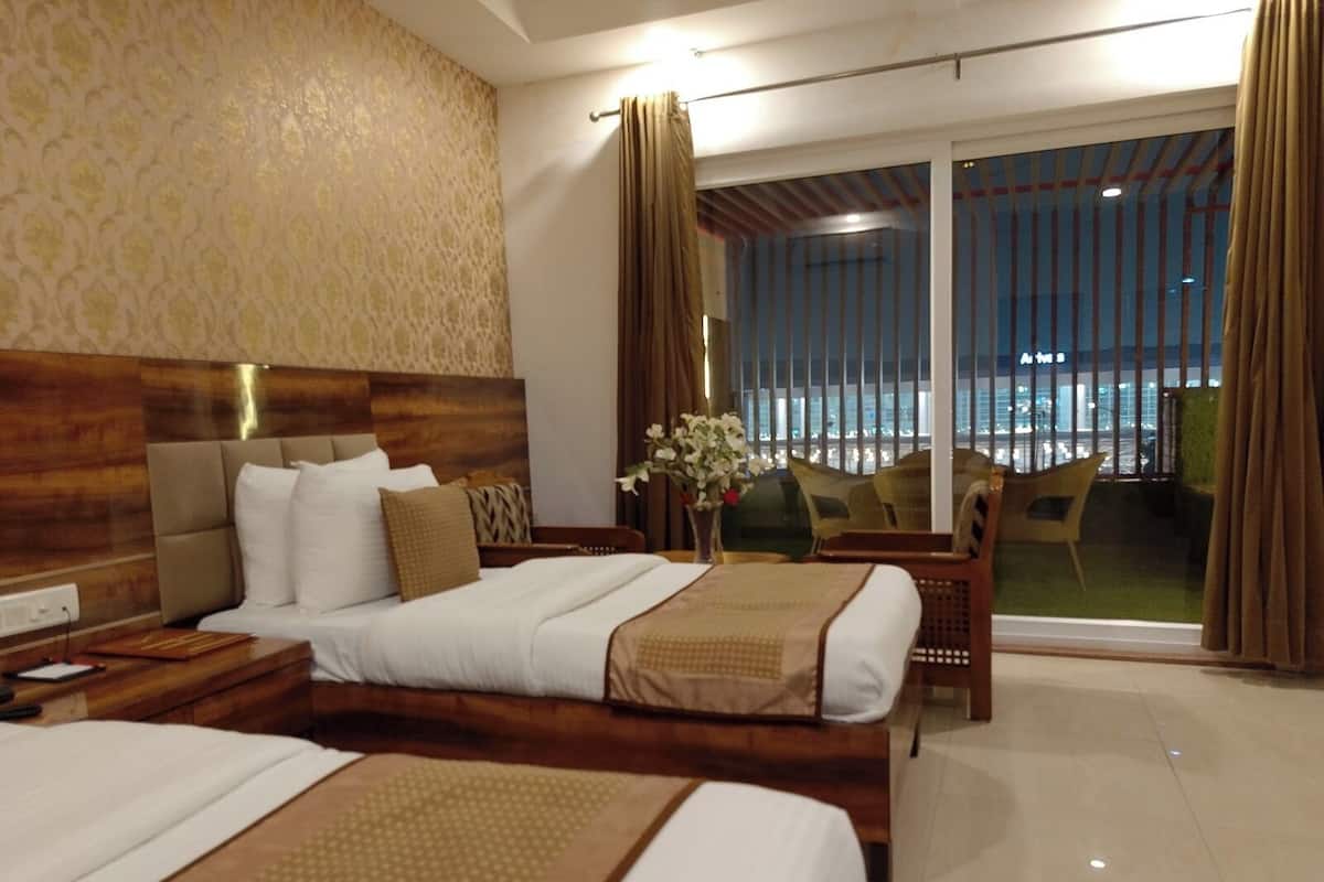 Premium Room | 1 bilik tidur, peralatan tempat tidur premium, meja, kalis bunyi 