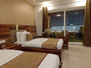 Phòng Premium | 1 phòng ngủ, bộ đồ giường cao cấp, bàn, phòng cách âm 