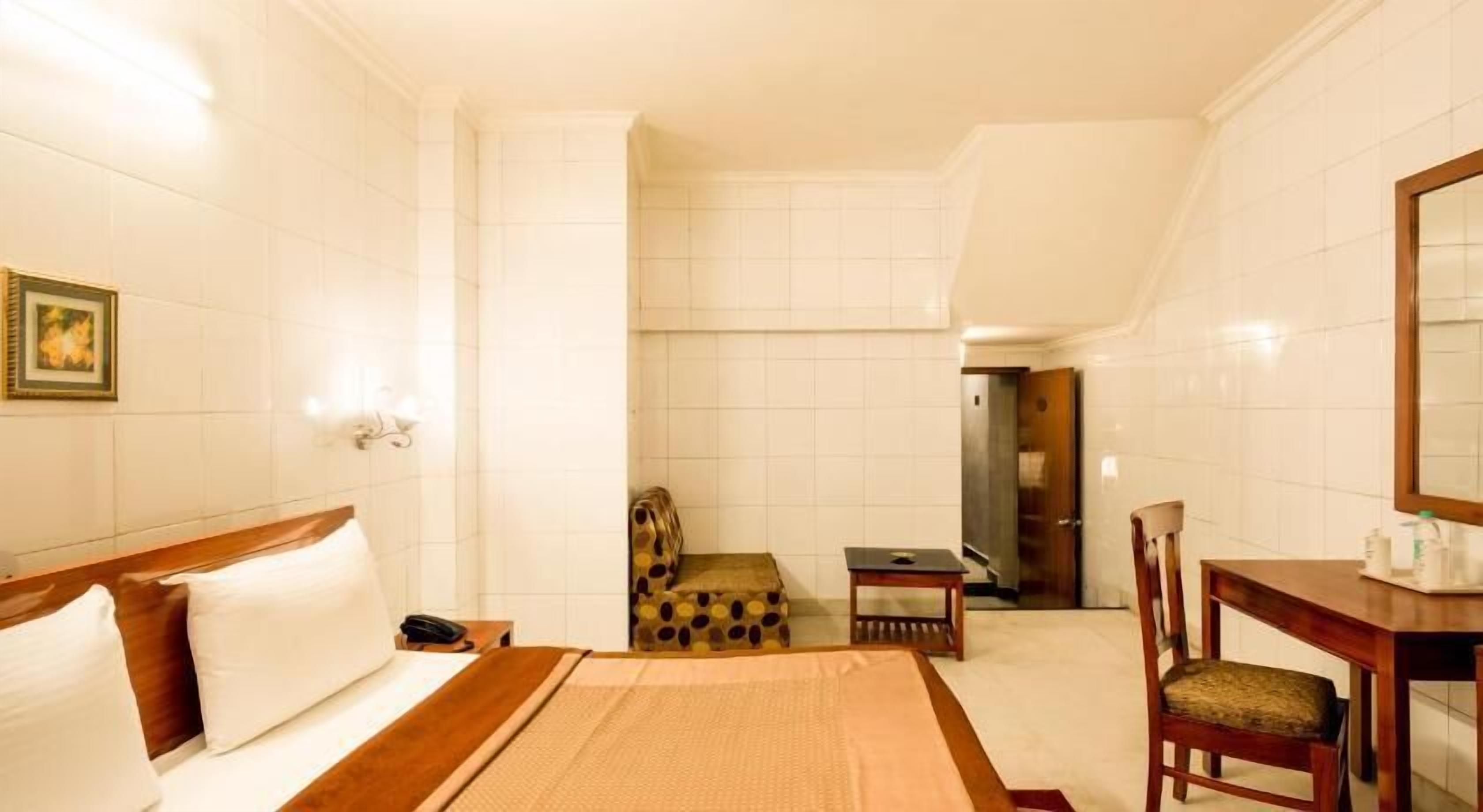 1 bedroom, premium bedding, desk, soundproofing