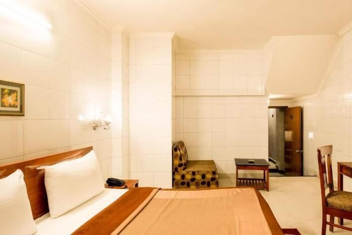 1 bilik tidur, peralatan tempat tidur premium, meja, kalis bunyi 