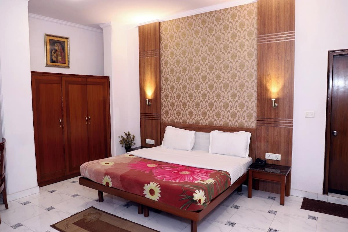 Deluxe Room | 1 bilik tidur, peralatan tempat tidur premium, meja, kalis bunyi 