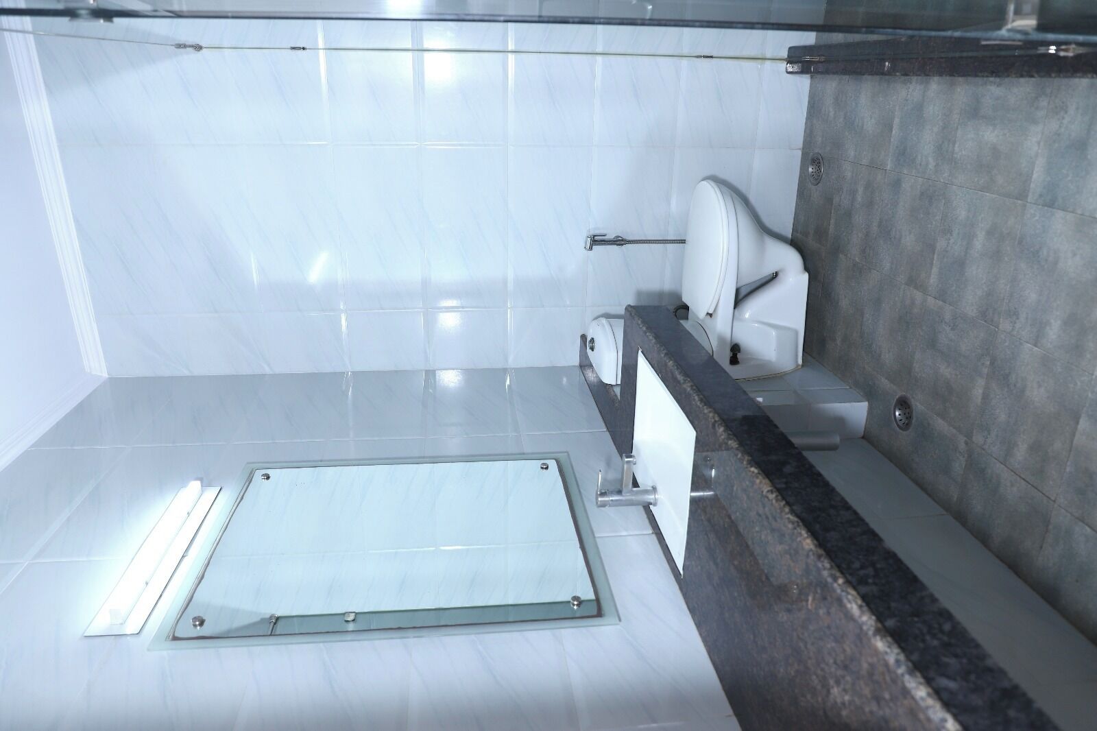 deluxe room | bathroom | free toiletries, hair dryer, bidet, towels